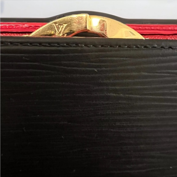 Authentic Louis Vuitton Epi Kiss Lock Wallet - Picture 3 of 12
